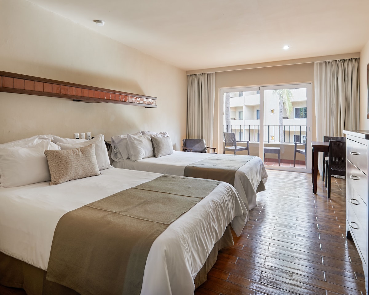 Ropa de cama de alta calidad y caja de seguridad en la habitación 