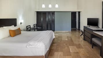 Caja de seguridad en la habitación y tabla de planchar con plancha