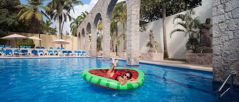 Una piscina al aire libre