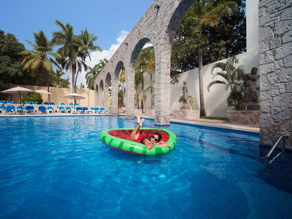 Una piscina al aire libre