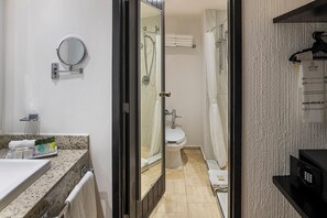 Combined shower/tub, free toiletries, hair dryer (on request), towels - El Cid Granada Hotel (Mazatlán)