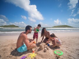 Ubicación a pie de playa, tumbonas, sombrillas y toallas de playa