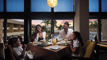 4 restaurantes; se sirven desayunos, almuerzos y cenas