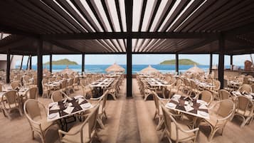 4 restaurantes; se sirve desayuno, almuerzo y cena; cocina internacional