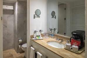 Een douche, een regendouche, designer toiletartikelen, een haardroger