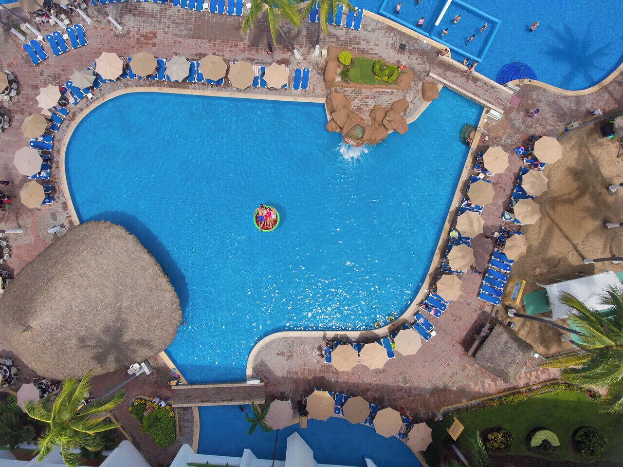 Una piscina al aire libre, sombrillas