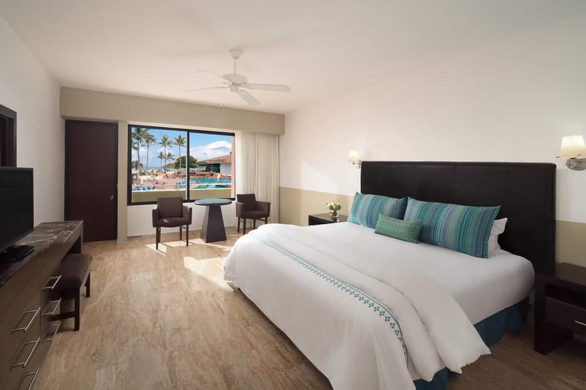 Premium bedding, in-room safe, iron/ironing board, bed sheets