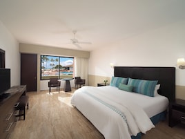 Estandar Vista a la Piscina | Ropa de cama de alta calidad, caja fuerte, tabla de planchar con plancha