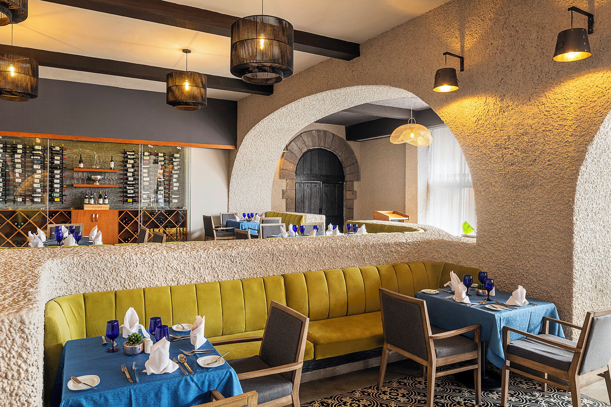 4 restaurantes; se sirven desayunos, comidas y cenas