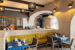 4 restaurantes; se sirve desayuno, almuerzo y cena