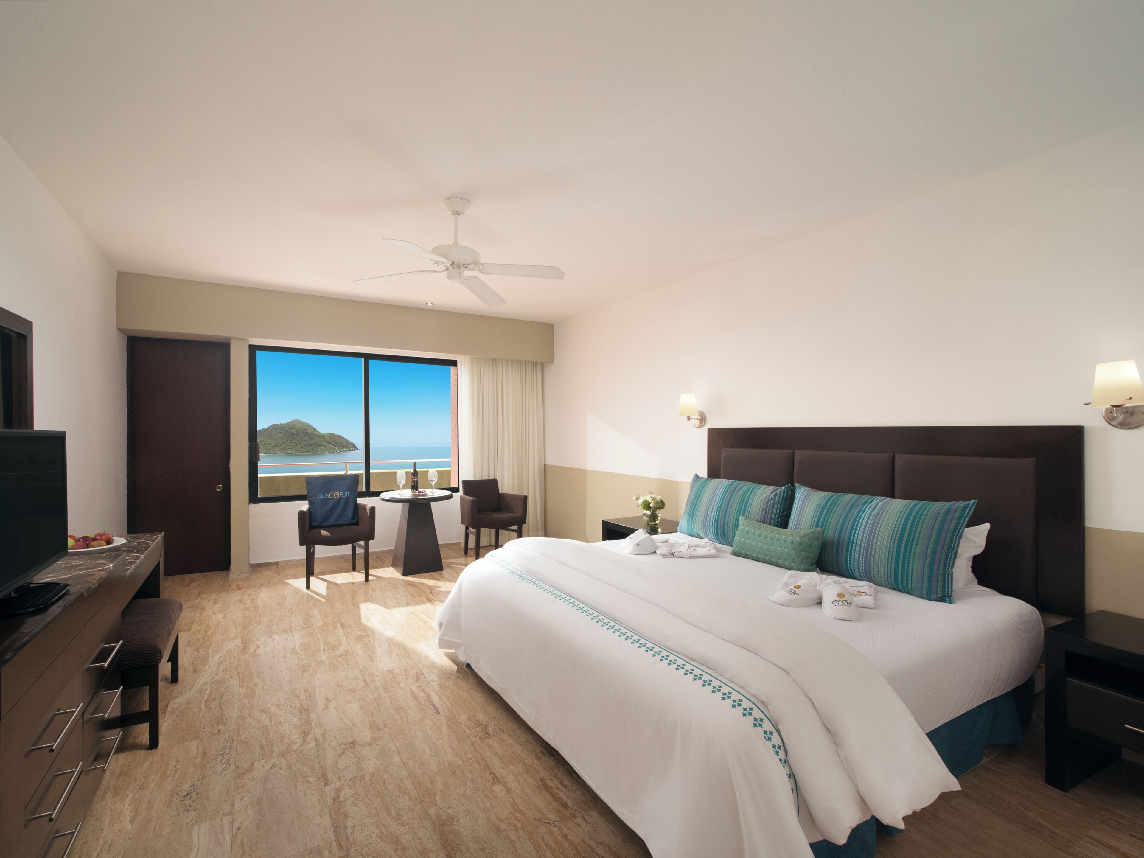 Premium bedding, in-room safe, iron/ironing board