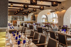 4 restaurantes; se sirven desayunos, almuerzos y cenas