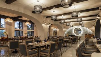 4 restaurants; breakfast, lunch, and dinner served