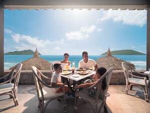 4 restaurants; breakfast, lunch, and dinner served