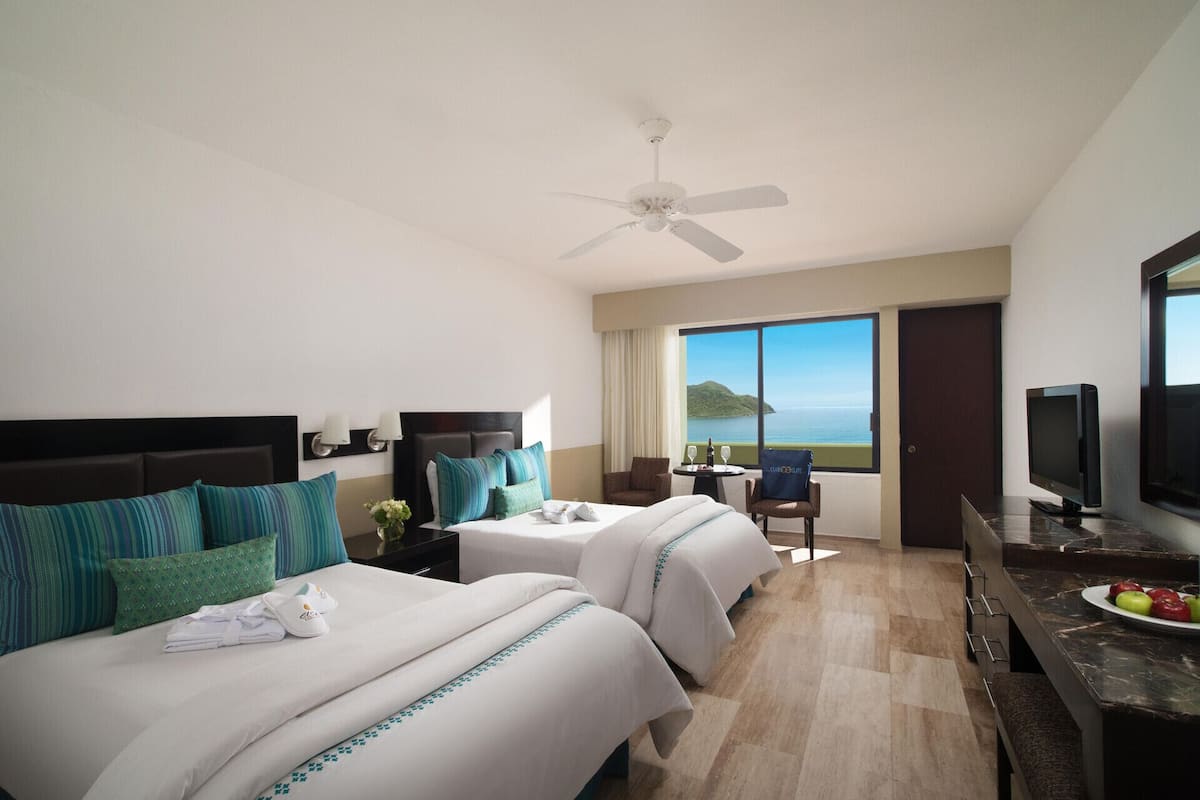 Premium bedding, in-room safe, iron/ironing board, bed sheets
