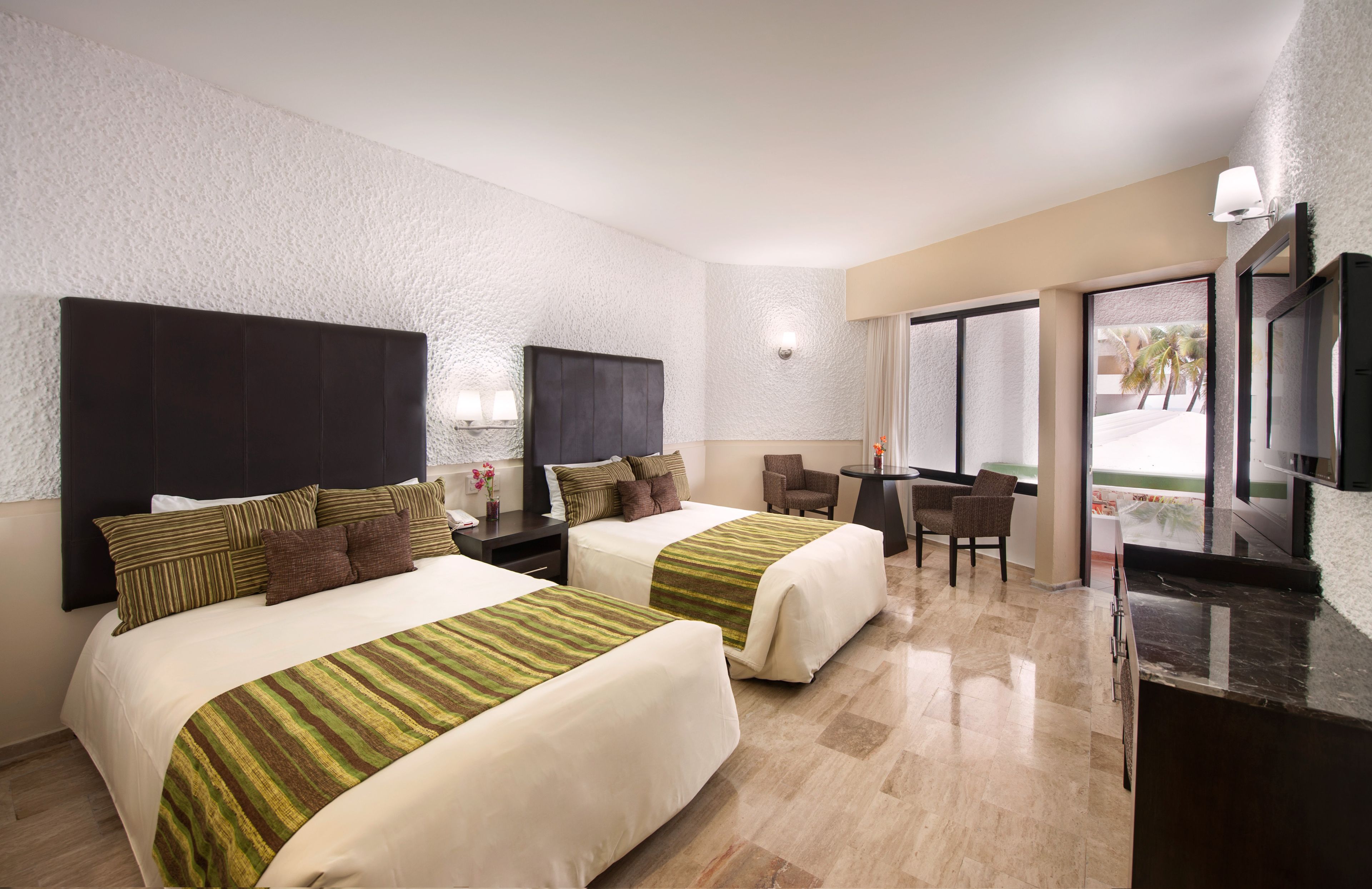 高級寝具、セーフティボックス (室内)、アイロン / アイロン台、ベビーベ  ッド