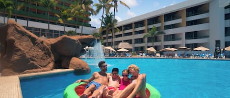 Piscine extérieure, cabanons gratuits, parasols de plage