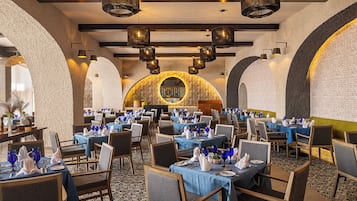 4 restaurants; breakfast, lunch, and dinner served
