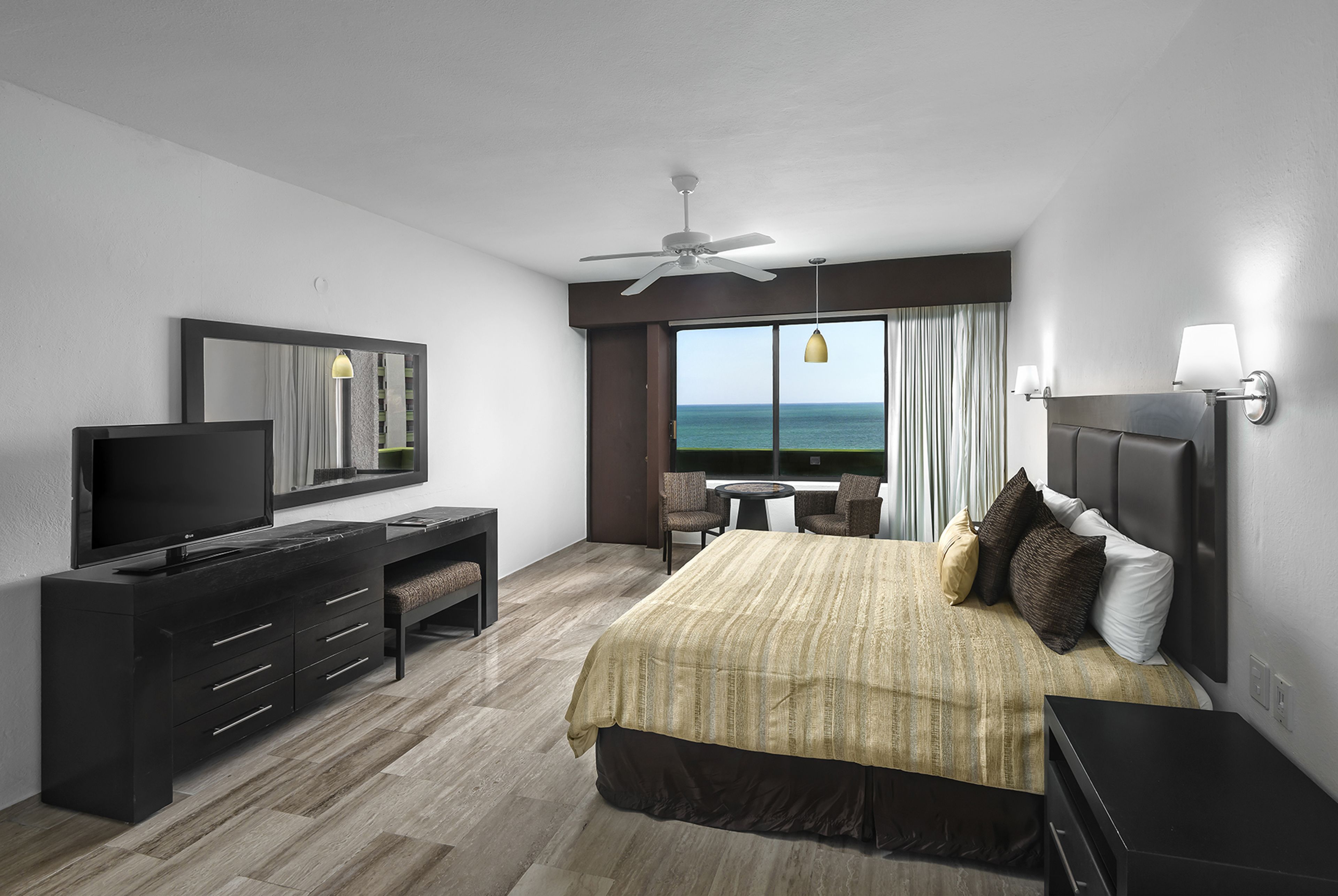 Ropa de cama de alta calidad y caja de seguridad en la habitación 