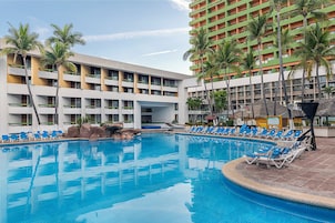 Una piscina al aire libre, sombrillas