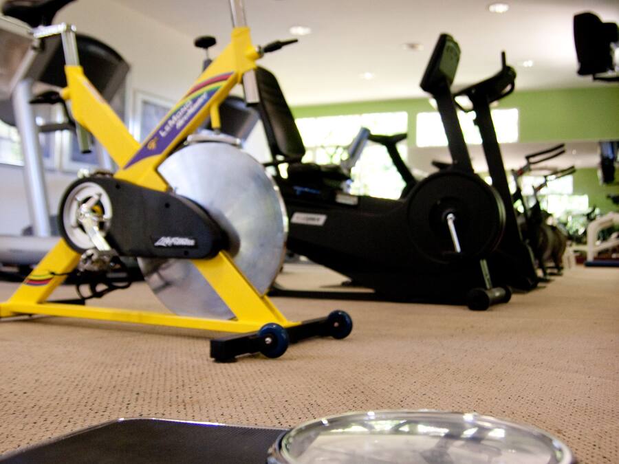 Ein Fitnessstudio mit Ergometer und Trainingsgeräten.