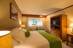 Deluxe Room 1 Bed | Egyptiska bomullslakan, värdeförvaringsskåp på rummet och skrivbord