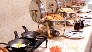 Un buffet avec différents récipients contenant des aliments et divers ustensiles de cuisine.