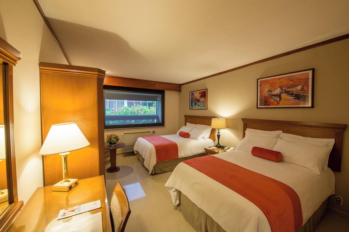 Double Room with 2 Double Beds | ผ้าปูที่นอนฝ้ายอียิปต์, ตู้นิรภัยในห้องพัก, โต๊ะทำงาน, ผ้าม่านกันแสง