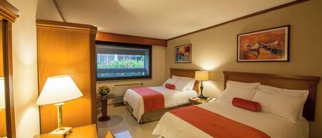 Sábanas de algodón egipcio y caja de seguridad en la habitación