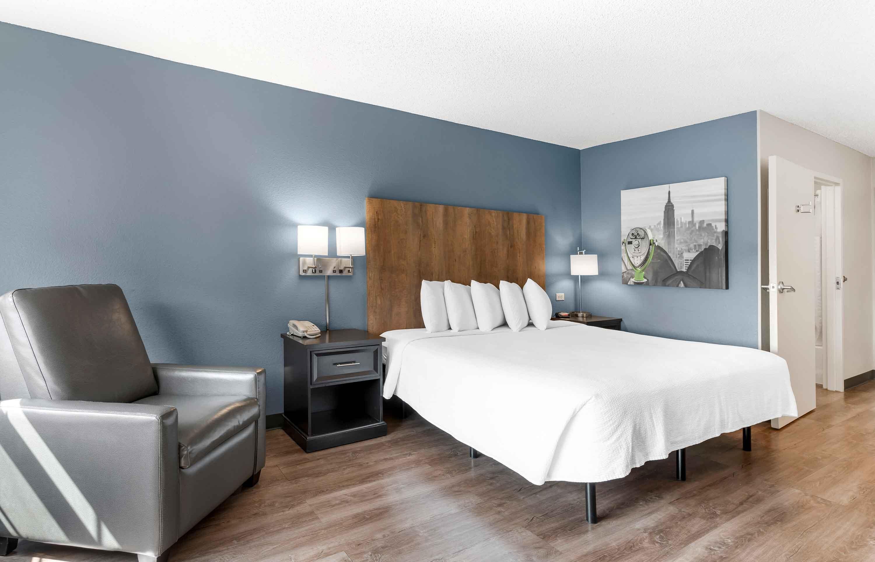 Studio, 1 King Bed, Non Smoking | Premium bedding, desk, blackout drapes, iron/ironing board