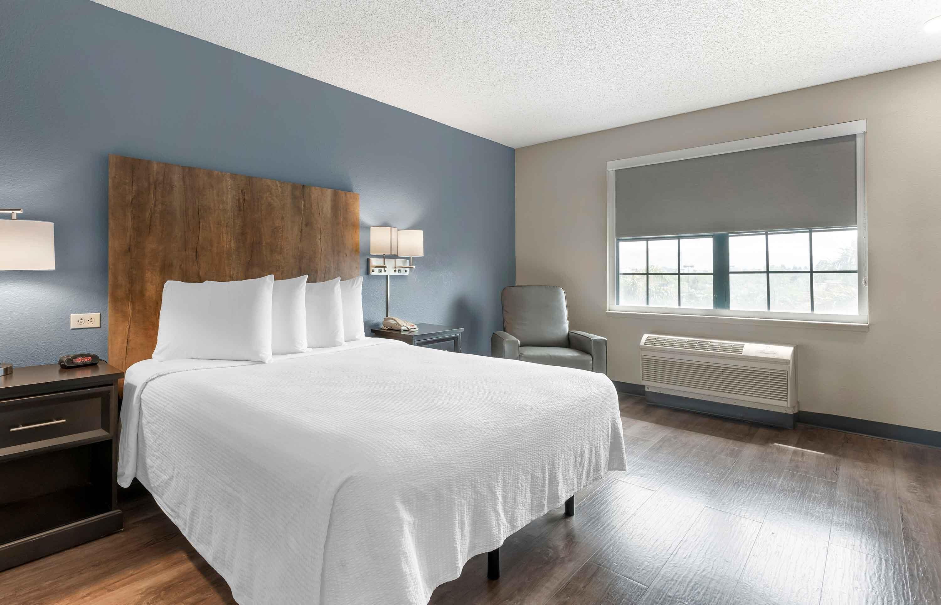 Studio, 1 Queen Bed, Non Smoking | Premium bedding, desk, blackout drapes, iron/ironing board