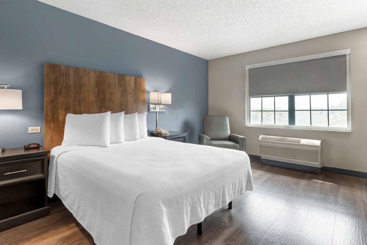 Studio, 1 Queen Bed, Non Smoking | Premium bedding, desk, blackout drapes, iron/ironing board