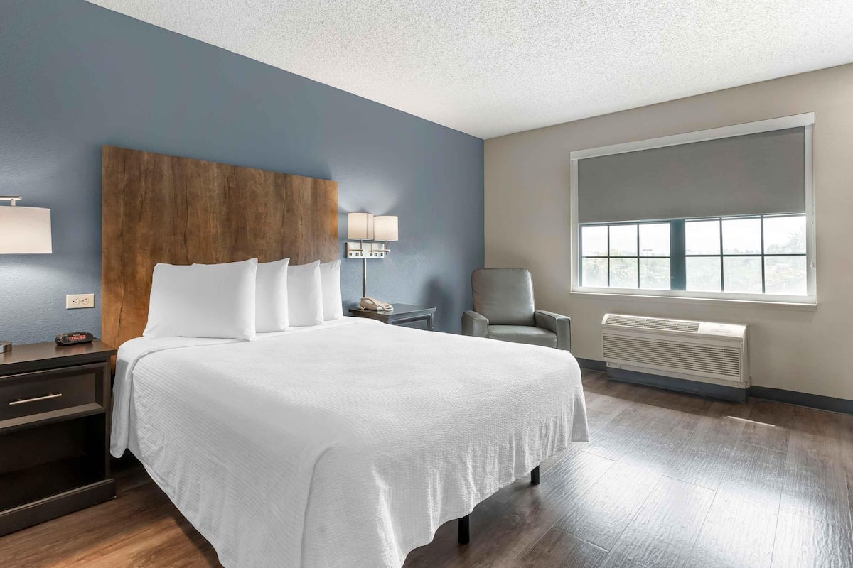 Studio, 1 Queen Bed, Non Smoking | Premium bedding, desk, blackout drapes, iron/ironing board