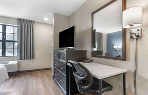Studio, 1 Tempat Tidur Queen, akses difabel, Bebas Asap Rokok | Seprai premium, meja kerja, tirai kedap cahaya, dan setrika/meja setrika