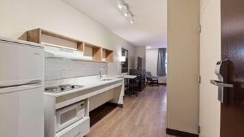 Studio, 1 Queen Bed, Accessible, Non Smoking | Premium bedding, desk, blackout drapes, iron/ironing board