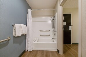 Estúdio, 1 cama Queen, acessível, para não fumantes | Banheiro | Chuveiro/banheira combinados, produtos de toalete grátis