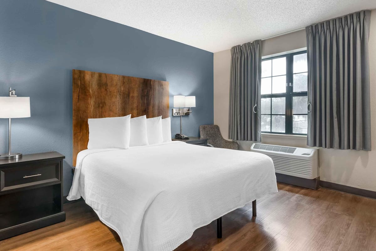 Studio, 1 Queen Bed, Accessible, Non Smoking | Premium bedding, desk, blackout drapes, iron/ironing board