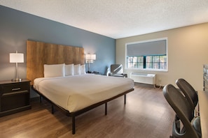 Studio, 1 kingsize-seng, ikke-røyk | Sengetøy av topp kvalitet, skrivebord og blendingsgardiner