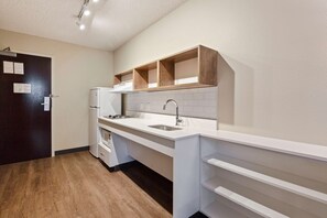 Estudio, 1 cama de matrimonio, accesible para personas con discapacidad, no fumadores | Cocina privada | Frigorífico grande, microondas, placa de cocina y tostadora