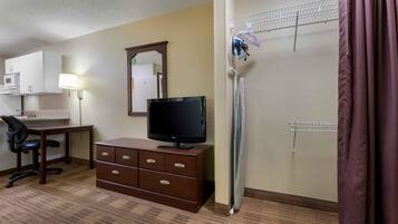 Studio, 1 Queen Bed, Non Smoking | Desk, blackout curtains, iron/ironing board, free WiFi