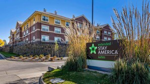 Um hotel com vários andares e uma placa da Extended Stay America Suites.