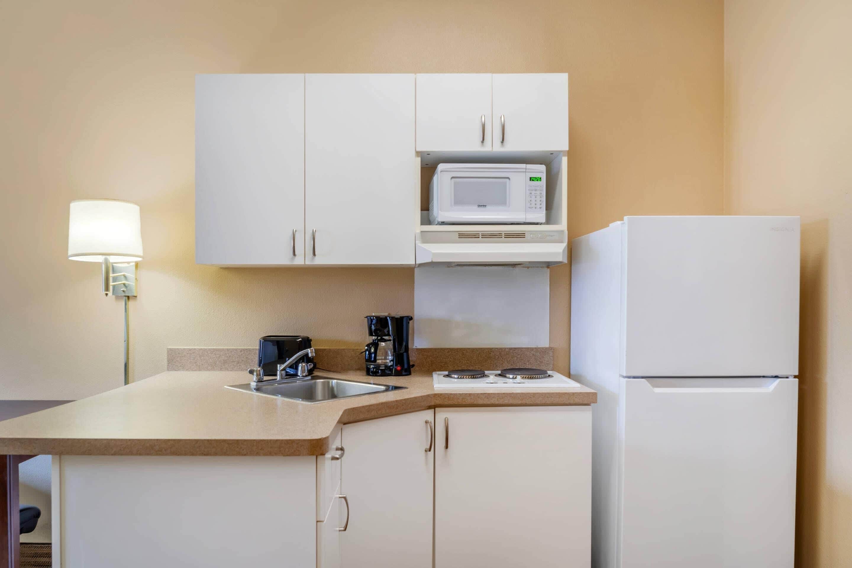 Safe på rommet, skrivebord og skrivebord for bærbar PC