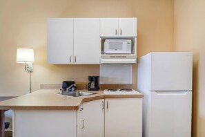 Een kluis op de kamer, een bureau, een laptopwerkplek