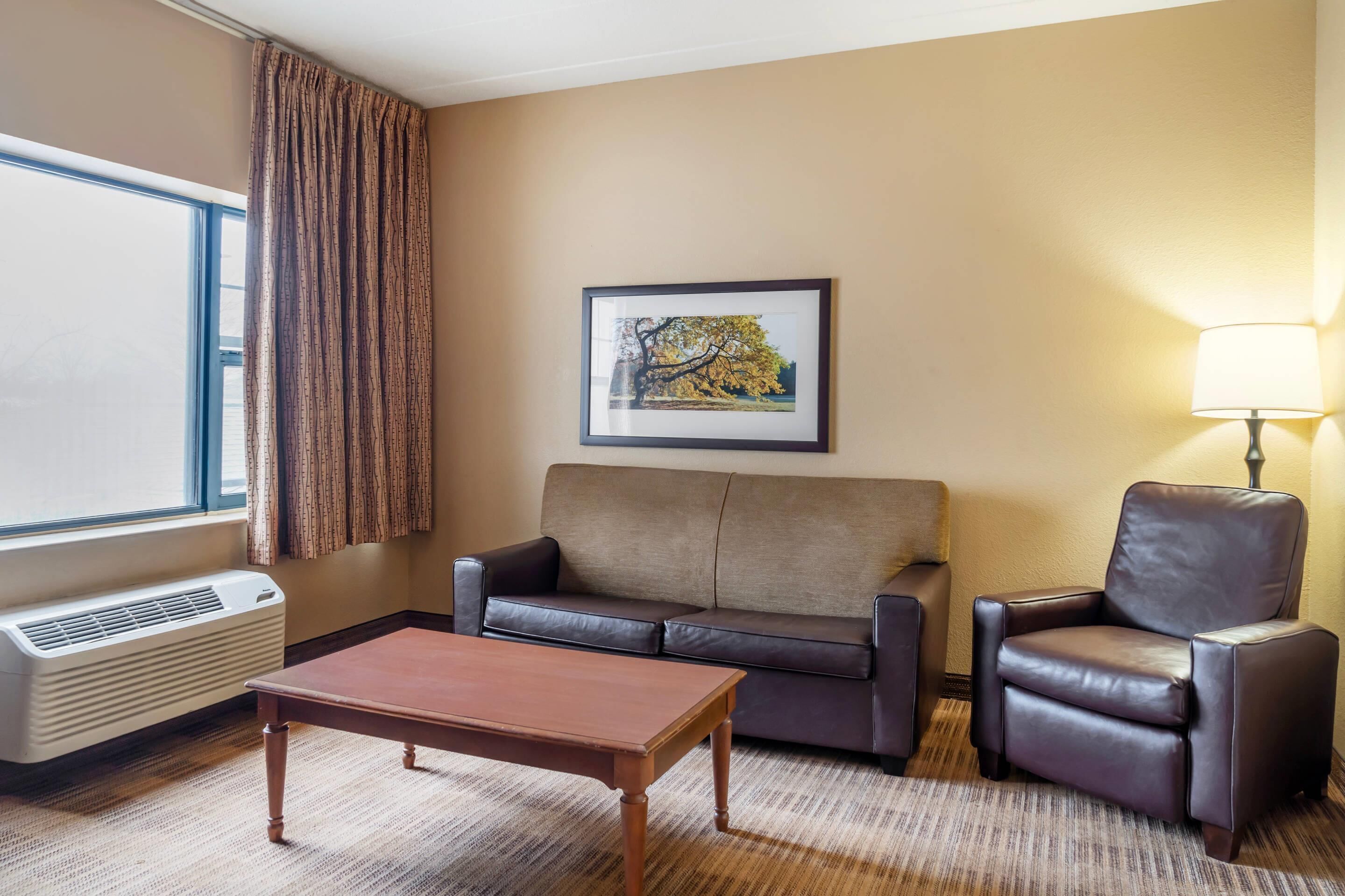 Safe på rommet, skrivebord og skrivebord for bærbar PC