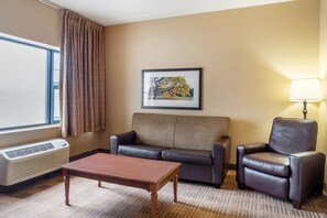 Een kluis op de kamer, een bureau, een laptopwerkplek