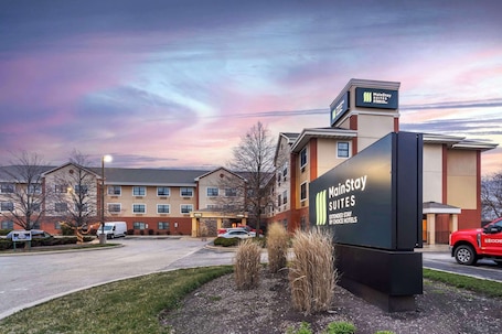Exterior. MainStay Suites Chicago Hillside