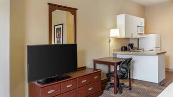 客房内保险箱、办公桌、笔记本电脑工作区、熨斗/熨衣板