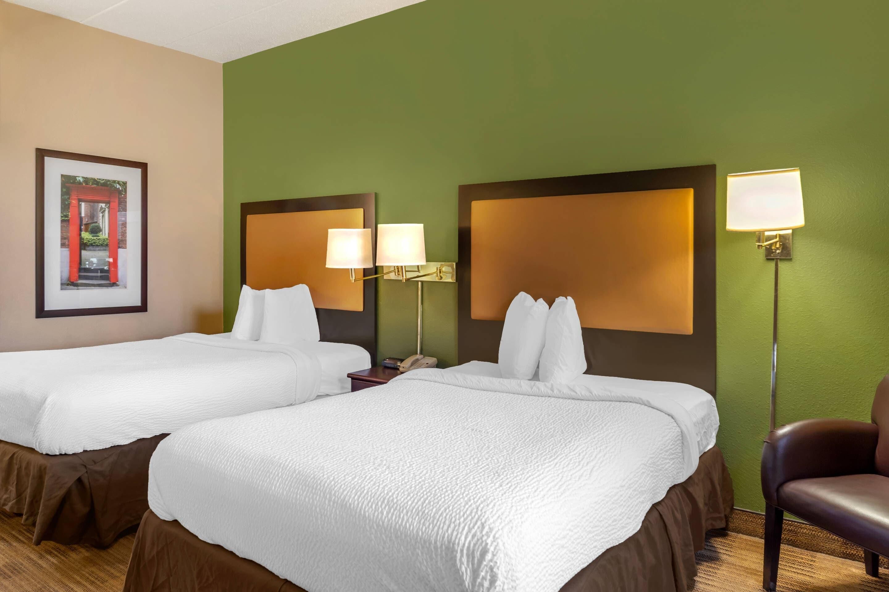 标准房, 2 张双人床, 无烟房 | 客房内保险箱、办公桌、笔记本电脑工作区、熨斗/熨衣板