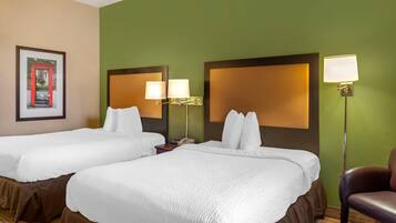 标准房, 2 张双人床, 无烟房 | 客房内保险箱、办公桌、笔记本电脑工作区、熨斗/熨衣板