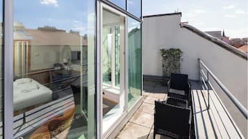 Deluxe Terrace | Hipoallergén ágynemű, széf a szobában és íróasztal